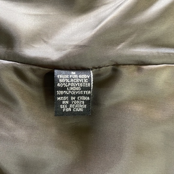 Rue 21 girls brown faux fur vest 40%polyester lining and 100% polyester. - Picture 8 of 9